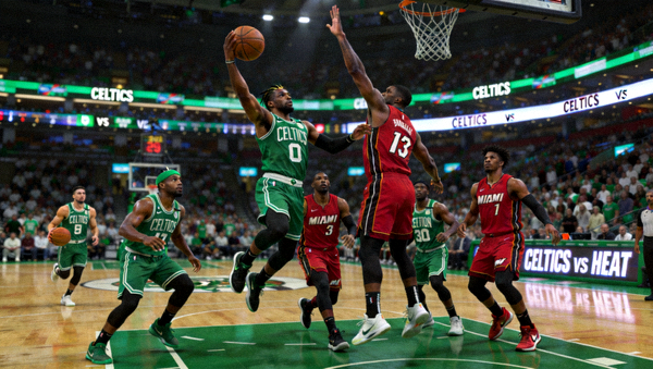 NBA比赛直播画面，波士顿凯尔特人对阵迈阿密热火，球员在场上激烈对抗