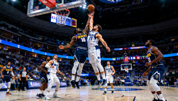 NBA比赛直播画面，丹佛掘金对阵达拉斯独行侠，中锋在篮下争抢篮板